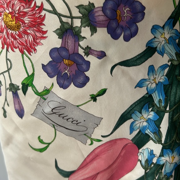 Gucci Floral Scarf. V. Accornero. Rayon and Silk Blend. 33”x33” - Picture 4 of 8